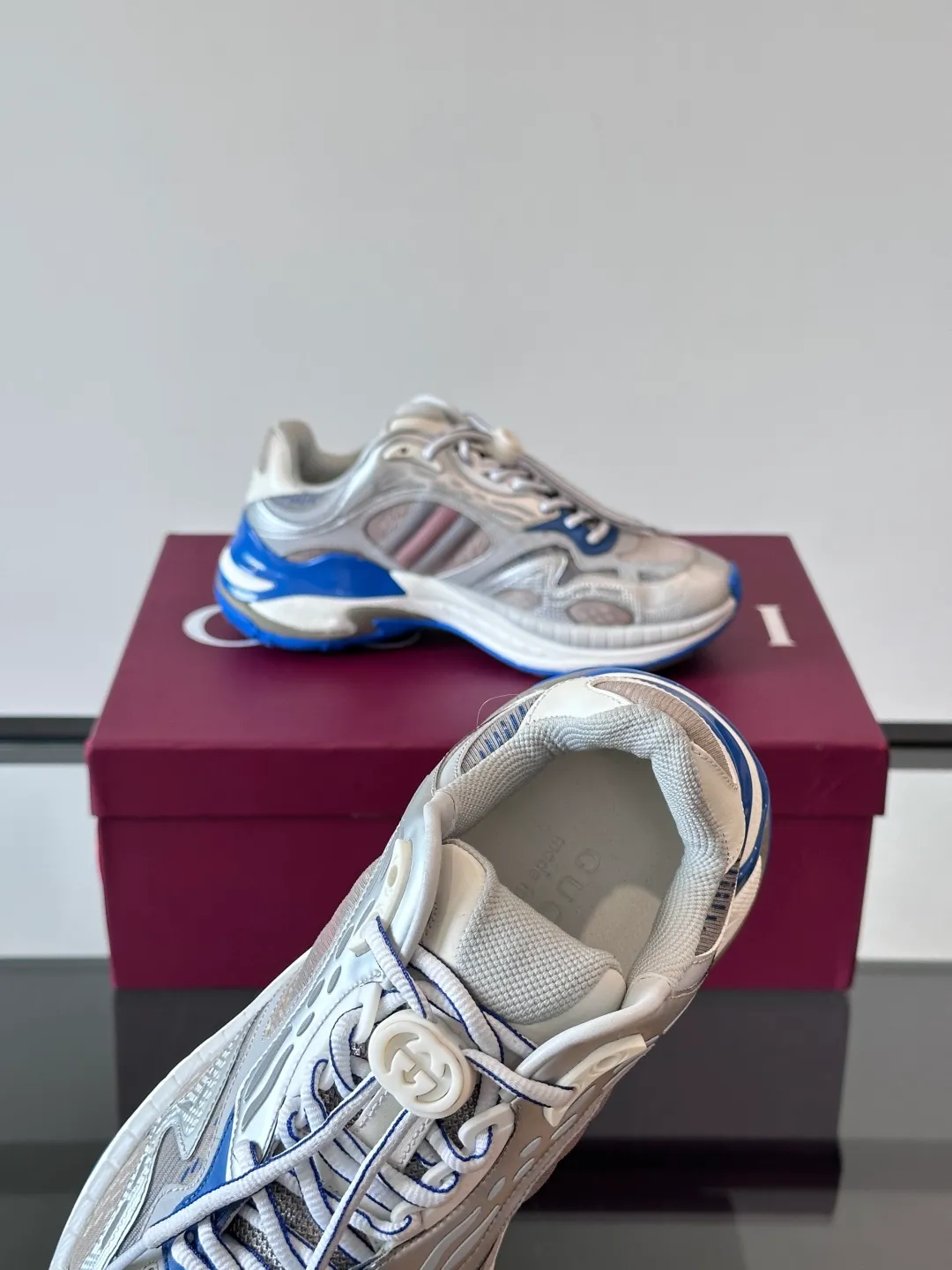 [G Home] Top P: 1020💰 Men’s size will be released first Size: 39-45 (45 customized) Gucci Gucci, couple model, women’s model will be released later, new 2.0 futuristic sports shoes‼ ️A pair of subversive sneakers is here. Gucci 2.0, a full series of 4 colors with key investment, smart silhouette: slightly curved forefoot design, you can clearly feel the propulsion when commuting and trotting, and it can enhance the sense of line extension when paired with wide-leg pants or cycling pants. EVA thick soles not only have a comfortable height-increasing effect, but also reduce weight (it actually lasts 3 hours of shopping without tiring your feet!) Highlight moments for lazy people: 2. Just choose it for airport wear! You can take them off in seconds after passing the security check (you can put them on as soon as you lift the heel strap), because the shoes come with a sliding buckle, so no need! ! Tie your shoes. Really achieve the sense of relaxation that goes with you.
